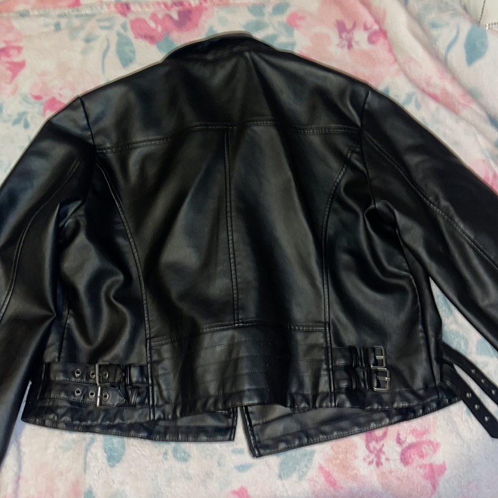 Nice leather jacket - Picture 2 of 2